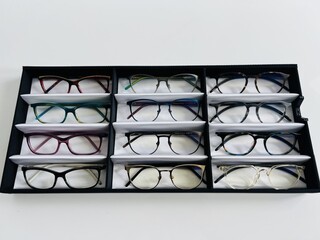 Ca. 12x Optische monturen, Tom Davies, in luxe opbergdoos/displaytray